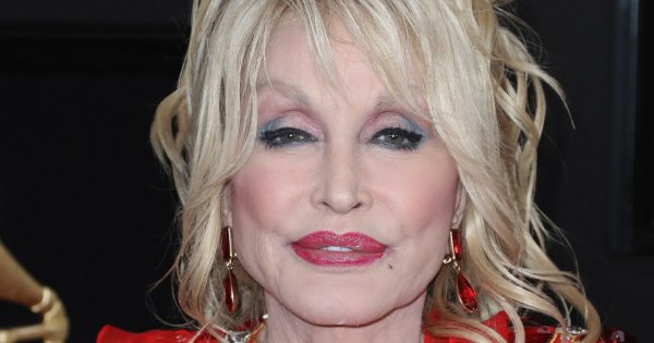 76-letnia Dolly Parton odsłania nóżkę w szpilkach na czerwonym dywanie. Czy ona się nie starzeje?!