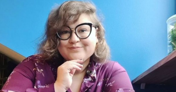 Dominika Gwit eksponuje ciążowy brzuszek i odpoczywa na kanapie. Internauci krytykują: "Warto dotlenić dzidziorka i się trochę przespacerować"
