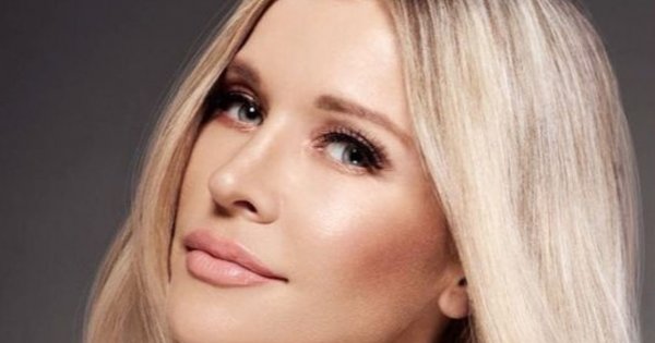 43-letnia Joanna Krupa pozuje w przeźroczystej sukience z dekoltem. Fani: "Nasza Muza! Jesteśmy totalnie zachwyceni"