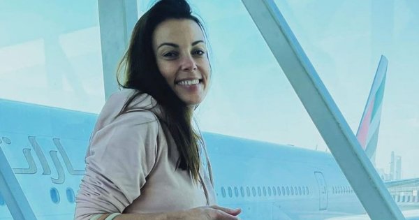 45-letnia Katarzyna Glinka pręży się w kostiumie kąpielowym na balijskiej plaży. Nie za mocno wycięty?