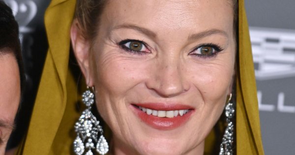 48-letnia Kate Moss w stringach na ściance bez stanika... Ale co się stało z jej twarzą?!