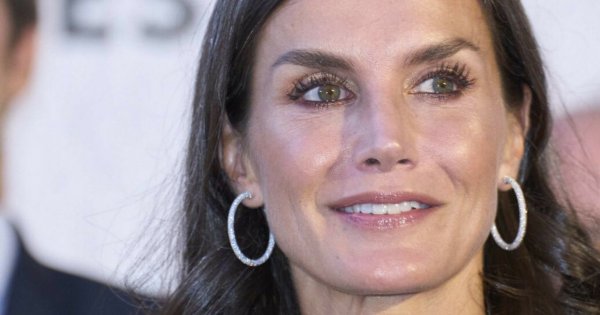 Królowa Letizia w mega kobiecej stylizacji! Jej sukienka to znakomita propozycja na wiosnę!