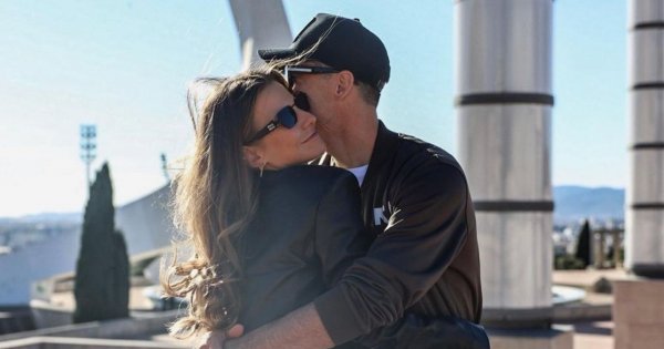 Anna Lewandowska wygina się w staniku i złotych spodniach nad katarskim basenem. Ktoś pisze: "Po co ten lans?"
