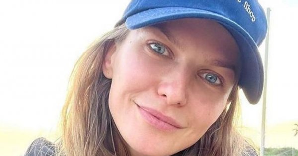 Anna Lewandowska eksponuje swoje atuty w dzwonach z lat 80-tych. To idealny krój dla jej sylwetki?