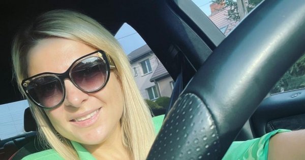 Magda Narożna w obcisłej kreacji eksponuje kobiece kształty i kusi delikatnym uśmiechem. Fani: "Super wyglądasz"