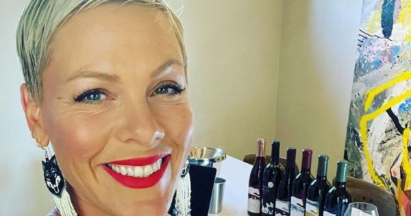 43-letnia Pink zachwyca w czerwonej obcisłej sukience! Gdy się odwróciła....OGIEŃ!