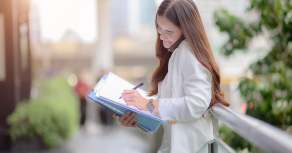"Zawodowo nie sięgam mojej żonie do pięt. Zarabia znacznie więcej ode mnie. Czuję się przez to poniżony"