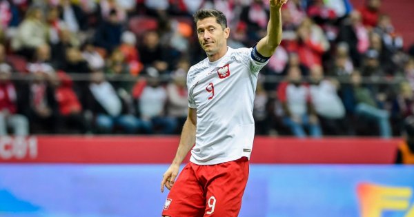 Robert Lewandowski znalazł podstawionego kibica! Jego mina jest bezcenna