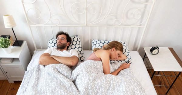 "Przyłapałam męża na oglądaniu zdjęć mojej koleżanki. Czy powinnam się tym martwić?"