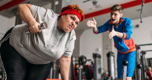 "Ważę 100 kilo. Na siłowni bardzo się wstydzę. Czuję na sobie te spojrzenia, widzę głupie uśmieszki"