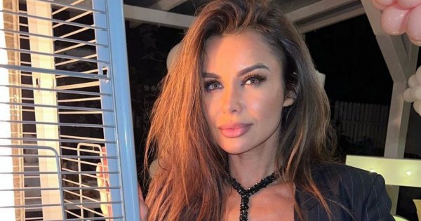Rozkraczona Natalia Siwiec eksponuje modne, jesienne kozaki. Które najlepsze?