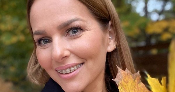 Paulina Sykut-Jeżyna w modnej stylizacji na jesień. Te spodnie w kratę i ponczo biją rekordy popularności!