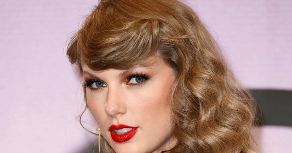 Taylor Swift błyszczy na gali. Jej złoty kombinezon to HIT! Kiedy jednak się odwróciła... WOW! Cóż za odwaga!