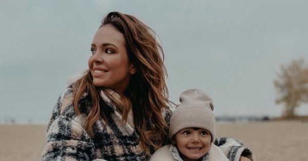 Anna Wendzikowska pręży się na plaży w bikini, a jej córka zabiega o atencję. Celebrytka żali się, że dziecko nie chce chodzić do przedszkola...