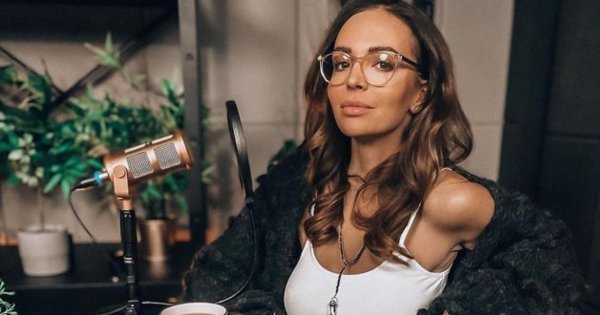 Anna Wendzikowska zachwyca w czerwonej sukni! Jednak to jej córeczki skradły show...