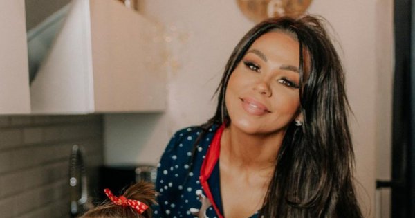 Sylwia Bomba w świątecznej sesji z córką. Fani zdegustowani: "Zbyt kusa sukienka jak na sesję z dzieckiem"