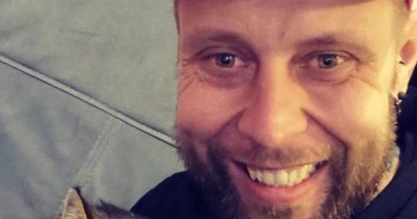 Mateusz Borkowski pozuje bez koszulki i komentuje obwisłą skórę na brzuchu. To zwróciło uwagę internautów!