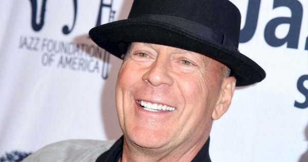 Bruce Willis zapozował ze wszystkimi swoimi żonami, pięcioma córkami i psem!