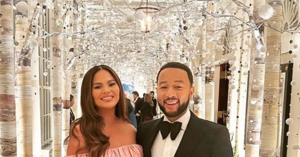 Ciężarna Chrissy Teigen i John Legend na kolacji w Białym Domu. Jej kreacja zachwyca!
