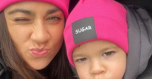 Maja Hyży na zdjęciu z dzieciństwa! Ktoś pisze: "Ale chłopaki do ciebie podobne! Nawet mają takie sam zęby"