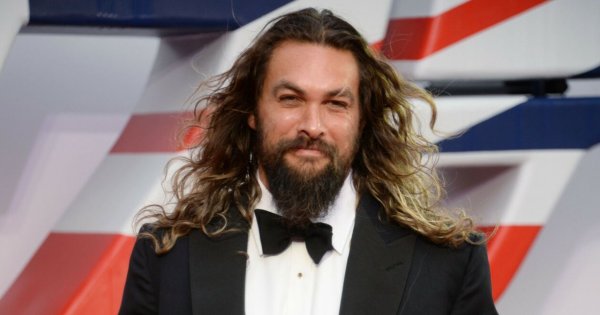 Potężny Jason Momoa przywiózł dorodną choinkę swojej byłej żonie. Taki eks to skarb!