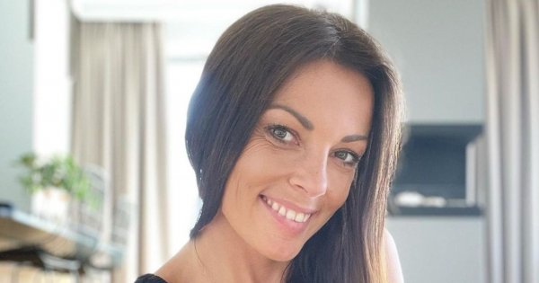 Katarzyna Glinka w czarnej sukni z odkrytymi ramionami. Jednak wszyscy patrzą na jej brzuch...