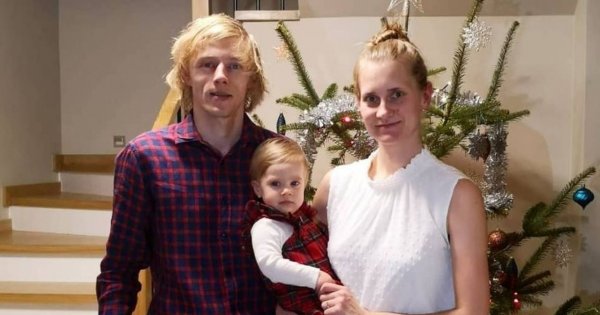 Żona Dawida Kubackiego, Marta, eksponuje ciążowy brzuszek, a jej mąż dekoruje choinkę z córeczką. Co za urocze obrazki!