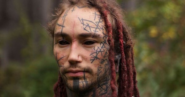 Ta trans-genderowa kobieta ma ciało wytatuowane w 100%! Amputowała palce, pępek i... pozwoliła 2-letniej córce na tatuaż!