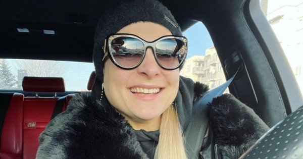 Magda Narożna w bikini. Fani: "Po co ta ręka? Tyle przytyłaś, że brzuch musisz zasłaniać?"