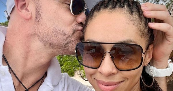 Omenaa Mensah wygrzewa się w skąpym bikini w upalnej Afryce. Popija kawkę z szerokim uśmiechem. Wygląda jak modelka!