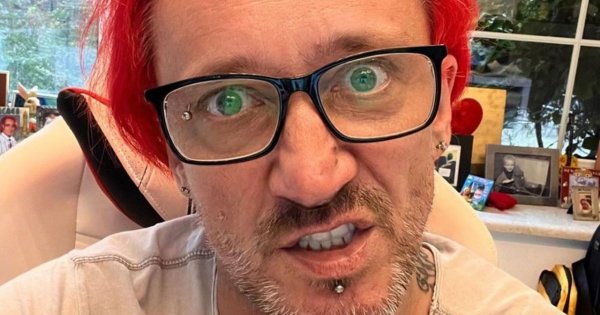 Michał Wiśniewski na rodzinnym, świątecznym zdjęciu. Pozuje ze wszystkimi dziećmi. Uroczo?