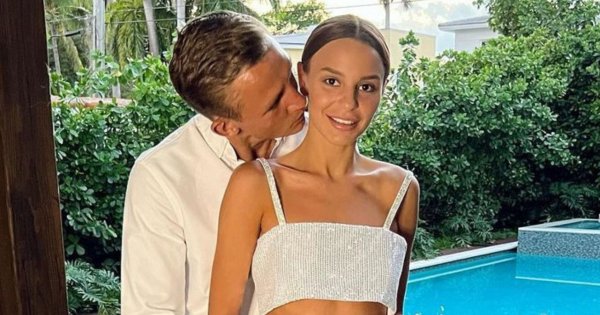 Paulina Nowicka odsłania nogi w mega mini i eksponuje biust w body z dekoltem do pępka. Niezbyt gorąco?
