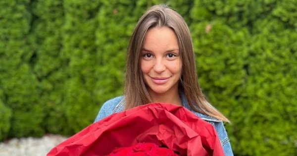 Żona Jakuba Rzeźniczaka pozuje w skąpym bikini przy palmie. Wylał się na nią hejt: "Teraz będzie du*ę pokazywać na insta, żeby influ zostać"