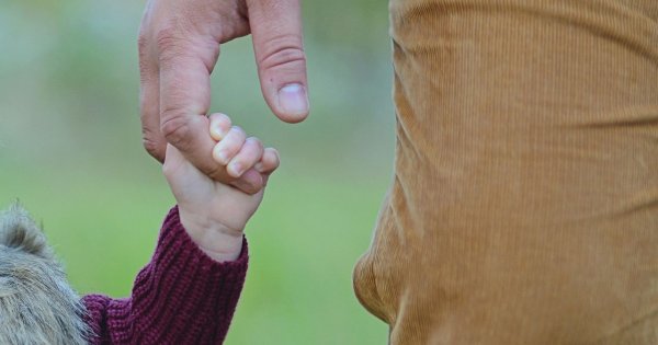 Ojciec zostawił mnie, jak byłam dzieckiem. Teraz chce ode mnie pieniędzy