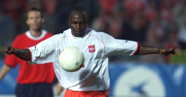 Emmanuel Olisadebe namieszał w polskim futbolu, wziął ślub z Polką, a potem zniknął. Co robi dzisiaj?