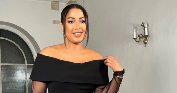 Patricia Kazadi eksponuje wdzięki w welurowej sukience. Jednak TAKIEJ torebki to jeszcze nie widzieliśmy...