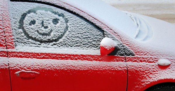 300 zł za odśnieżanie auta z włączonym silnikiem! Kierowcy jeszcze nigdy nie byli tak wściekli!
