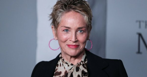 Sharon Stone w różowym garniturze z piórkami i diamencikami. 64-latka tym razem przesadziła?