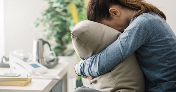 "Złapałam męża na masażu stóp mojej siostry. Czy to już zdrada, a może czysta przysługa?"