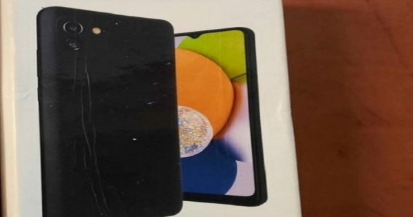 Kupił telefon za 5 tysięcy złotych. Ktoś zrobił sobie z niego żarty i do pudełka włożył coś zupełnie innego
