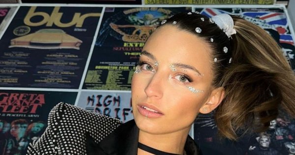 Julia Wieniawa jako postać z "Simsów" pozuje w samej bieliźnie. Fani pytają: "Można sobie kupić taką lalkę"?