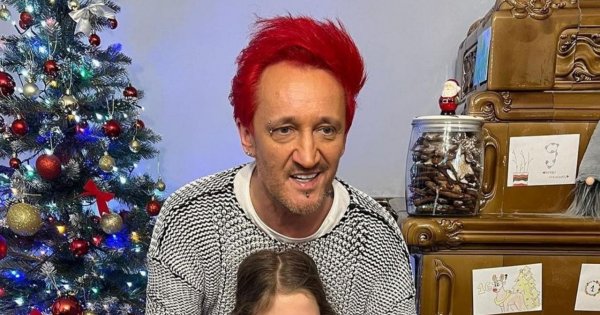Jednego z jurorów już nie zobaczymy w programie "Twoja Twarz Brzmi Znajomo". Długo zasiadał w jury...