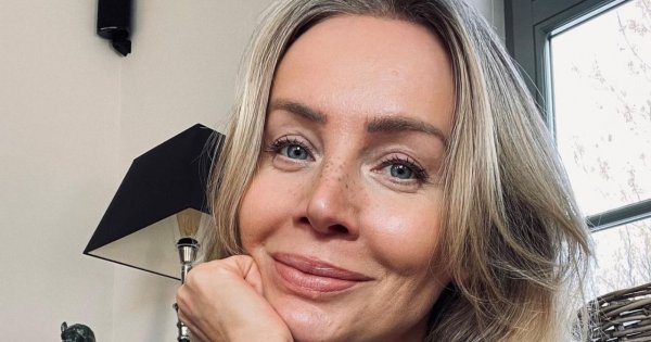 Agnieszka Woźniak-Starak w ponętnej sukience kusi nóżką. Ale z niej kokietka!