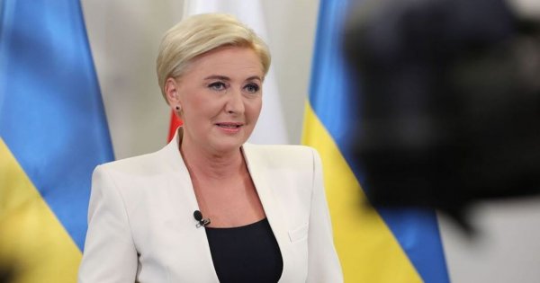 Agata Duda zaliczyła OGROMNĄ wpadkę podczas spotkania z Szefami Misji Dyplomatycznych! Co ona na siebie włożyła?