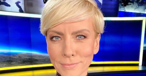 Anita Werner błyszczy w granatowej sukience niczym bizneswoman! To idealna stylizacja do pracy!