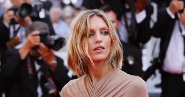 Anja Rubik w bardzo odważnej stylizacji w Paryżu. "Zapomniała" o ważnym elemencie garderoby...