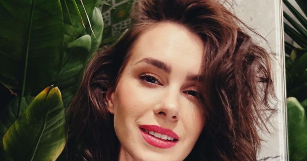 Anna Maria Sieklucka kusi w czerwonym komplecie, odsłaniającym brzuch. Spójrzcie na te okulary... Klasa!