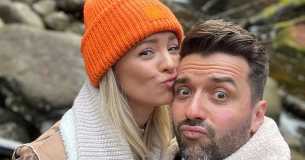 Barbara Kurdej-Szatan w kostiumie kąpielowym chwali się rodziną: "Córka taty, synek mamy". Serio?