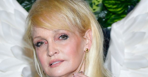 60-letnia Adrianna Biedrzyńska z rozkosznym dekoltem. Aktorka na gali fundacji Rak'n'Roll zaskoczyła odważną stylizacją