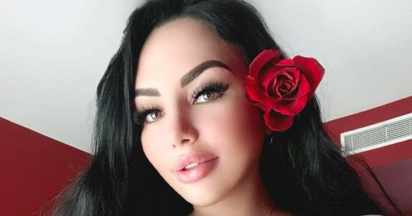 Dramat 26-letniej modelki: Przez dorodny biust nie mieści się w samolocie